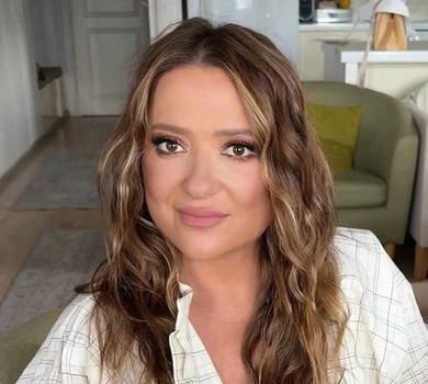 Могилевська повідомила, де вчитиметься її старша донька, і показала її в своїх обіймах та себе малу