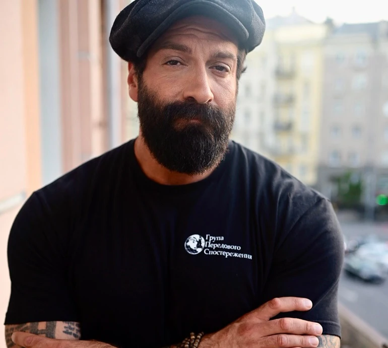 Я закохався: Салем романтично вкусив руки незнайомки і натякнув на нові стосунки