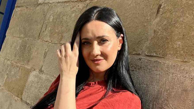 Вітвіцька в теракотовій сукні з воланами наробила фото в сонячному Львові