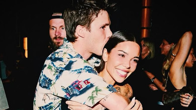 На 10 років старша дівчина сина Бекхемів відповіла хейтерам, чому зустрічається з ним