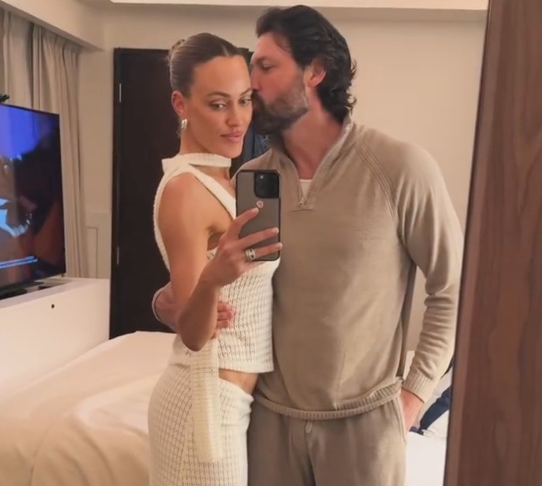 Чмерковський пригорнув дружину у прозорому луці для поцілунку на карибському острові. Фото