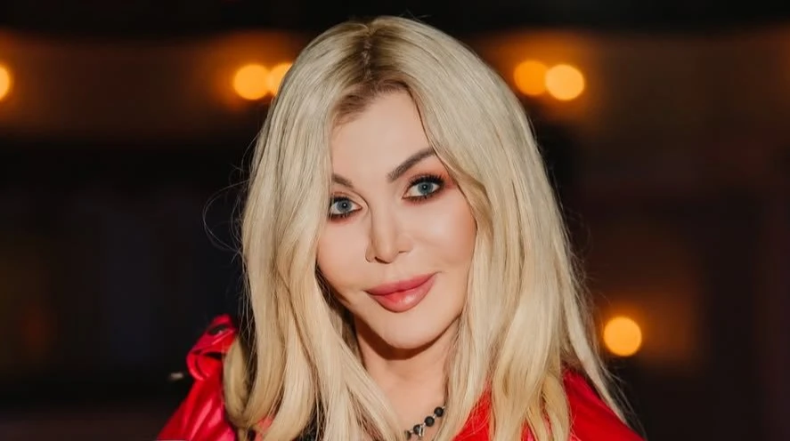 Білик у лазні прикрила принади віником для атмосферного фото