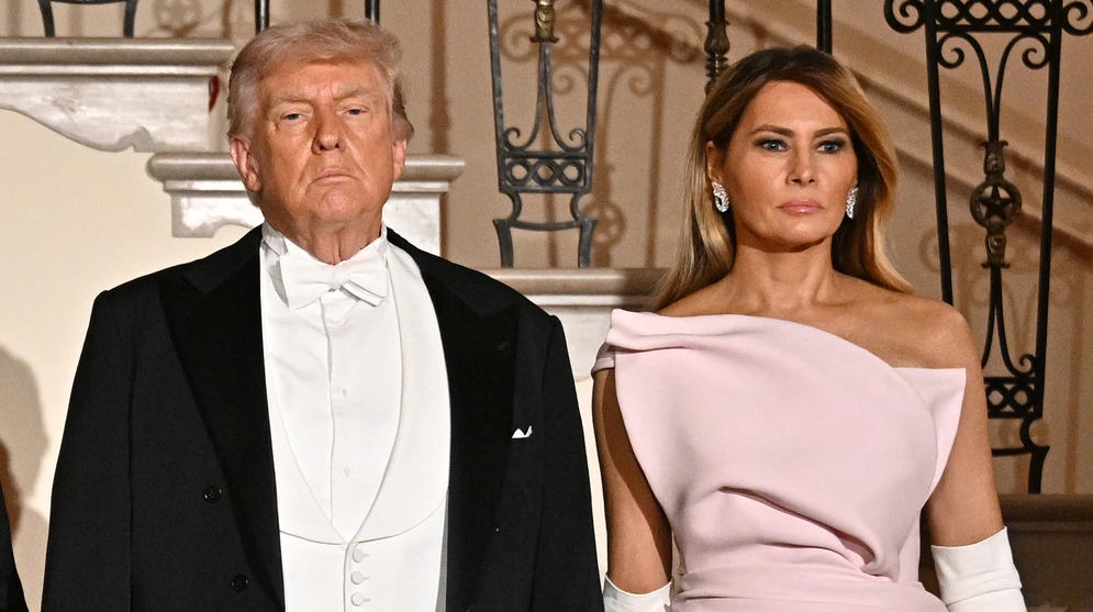 Обидві в рожевому: королева Камілла на вечерю в Білому домі вигуляла кольє Єлизавети, а Меланія Трамп - максі на одне плече