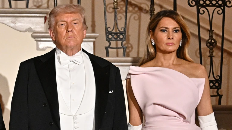 Обидві в рожевому: королева Камілла на вечерю в Білому домі вигуляла кольє Єлизавети, а Меланія Трамп - кутюрне максі