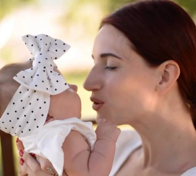 Емеральд натякнула, що чоловік хоче відібрати в неї 5-місячну доньку