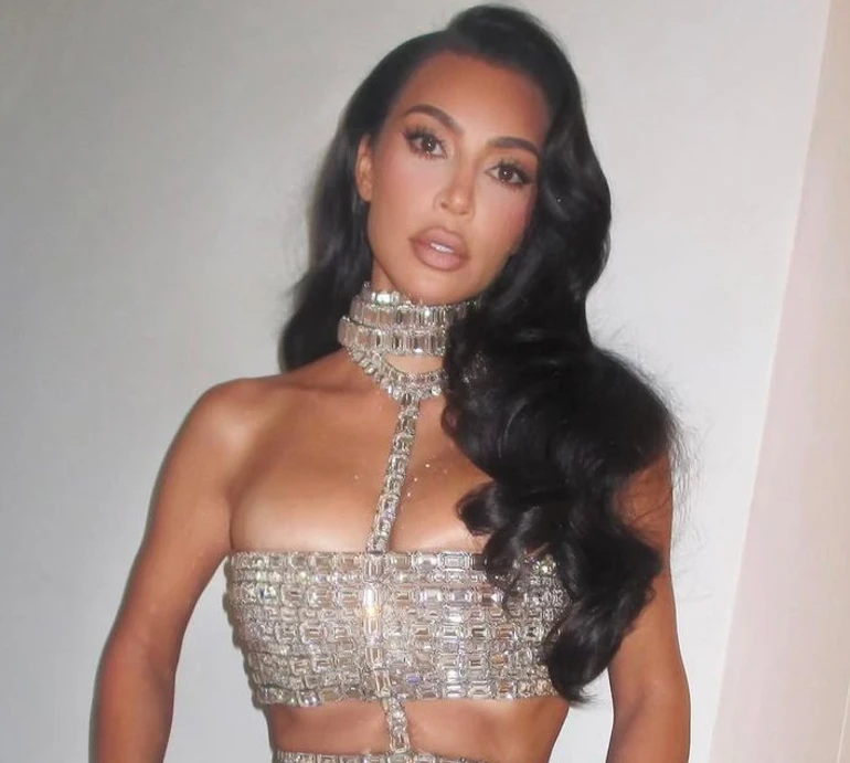 Кардашян у металевому мікроліфчику заселфилася на ліжку. ФОТО