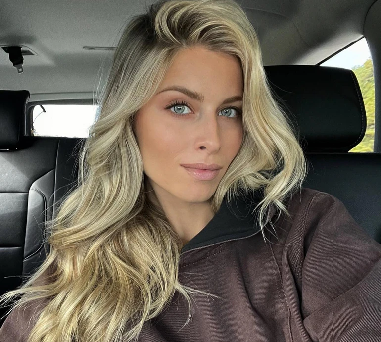 Онука Ротару у майці з глибоким декольте та шубі показала чарівний ранок у Нью-Йорку