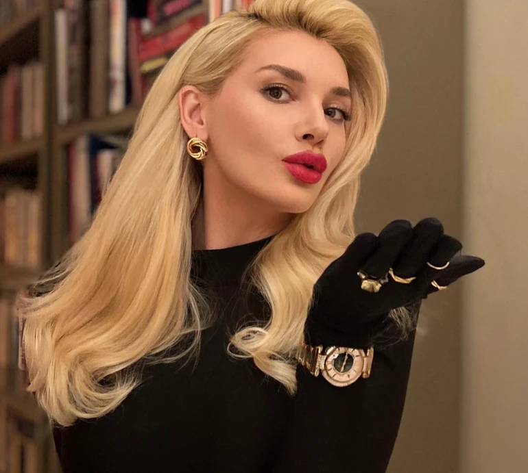 Романова у пальчатках та золотих аксесуарах попозувала з сином для фото