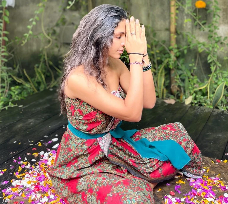 Дімопулос на Балі попозувала оголеною під душем. Фото