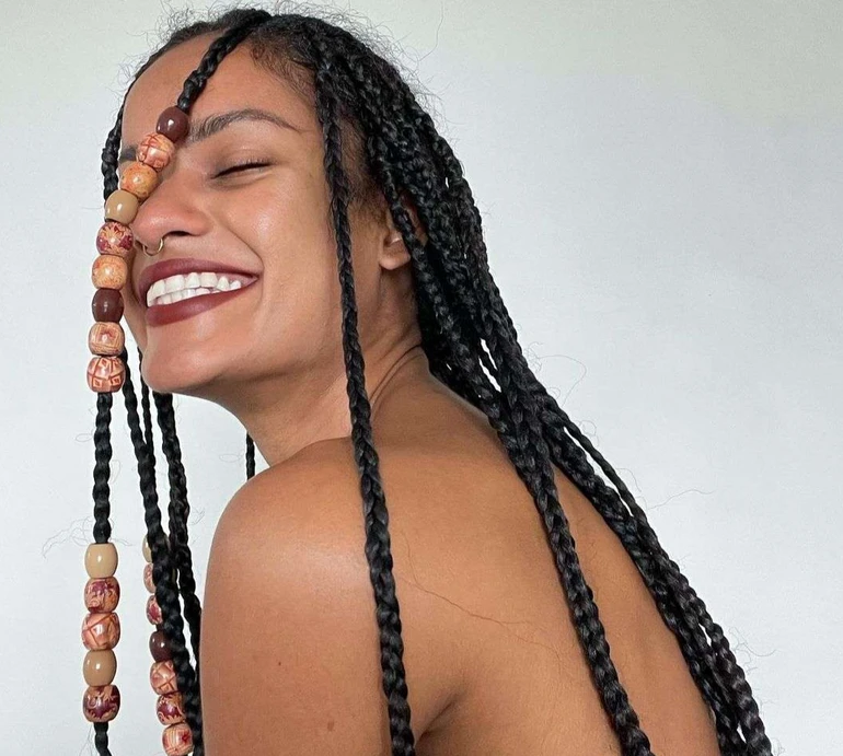 Подружка Касселя з новою зачіскою зробила пікантне селфі в ліжку