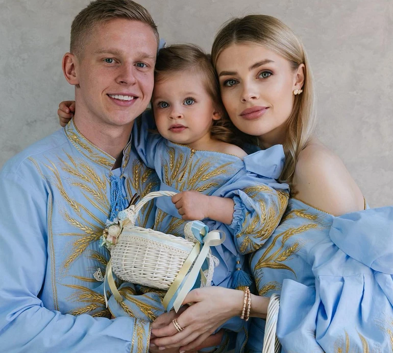 Виводила тата на гру: дружина Зінченка показала дебют 3-річної Єви на футбольному полі. Фото