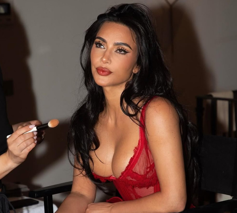 Кім, що це, в біса, таке?: гігантську Кардашян надули посеред Таймс-сквер