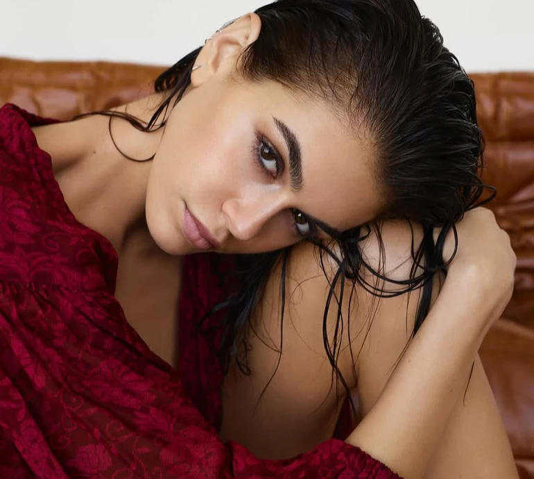 23-річна донька Кроуфорд у бра та з вологим волоссям спокусливо розляглася на дивані