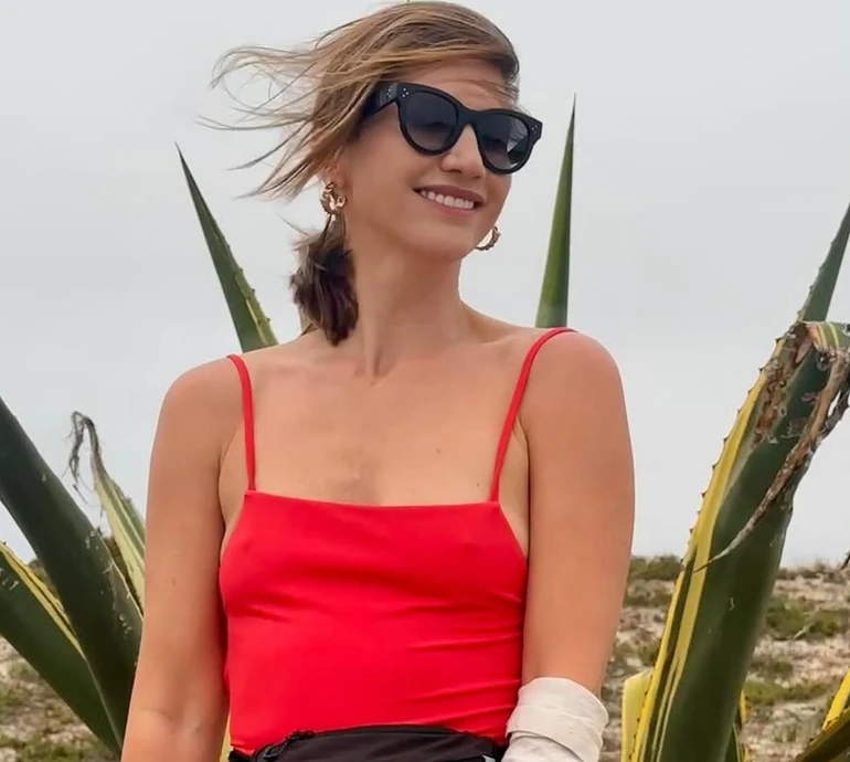 Гола Луценко у намальованому купальнику поділилася досвідом відпочинку на нудистському пляжі