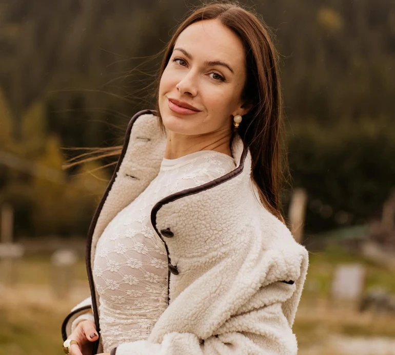 Горняк у молочному луці з хутром порівняла себе в Instagram і реальному житті. Фото