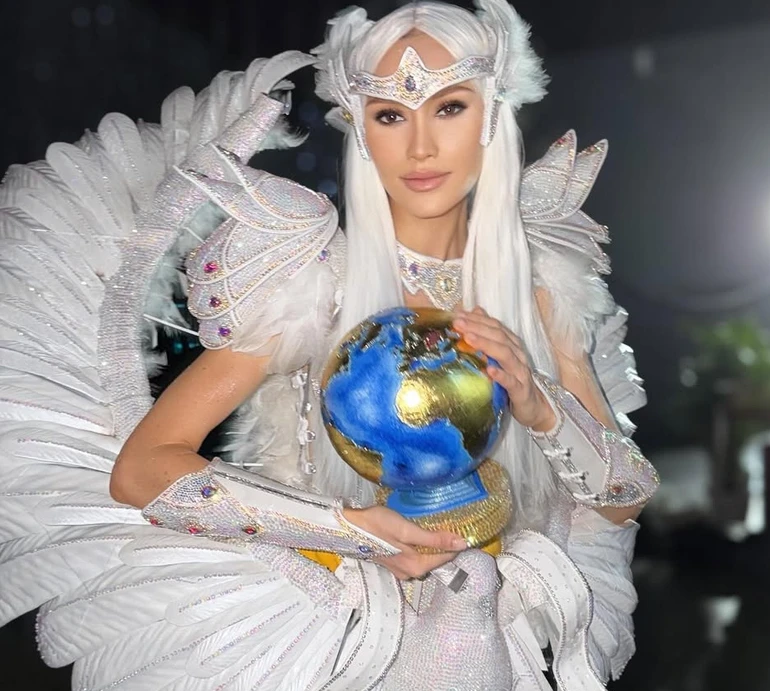 Жіночність і незламність: Ткачук на Міс Всесвіт-2025 презентувала національний костюм в образі голуба з обладунками. Фото