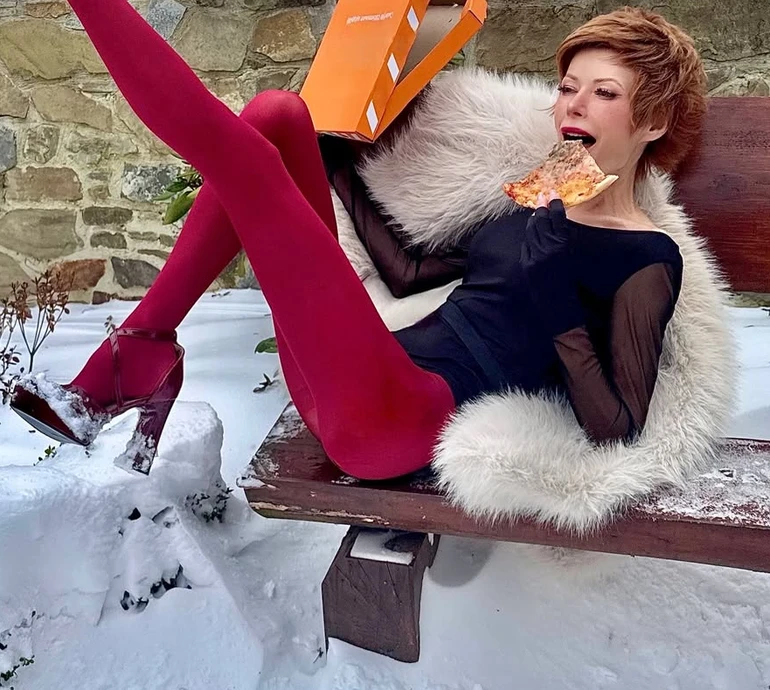 Лебідь у бордових колготках та на високих підборах потанцювала на морозі та порубала дрова у купальнику