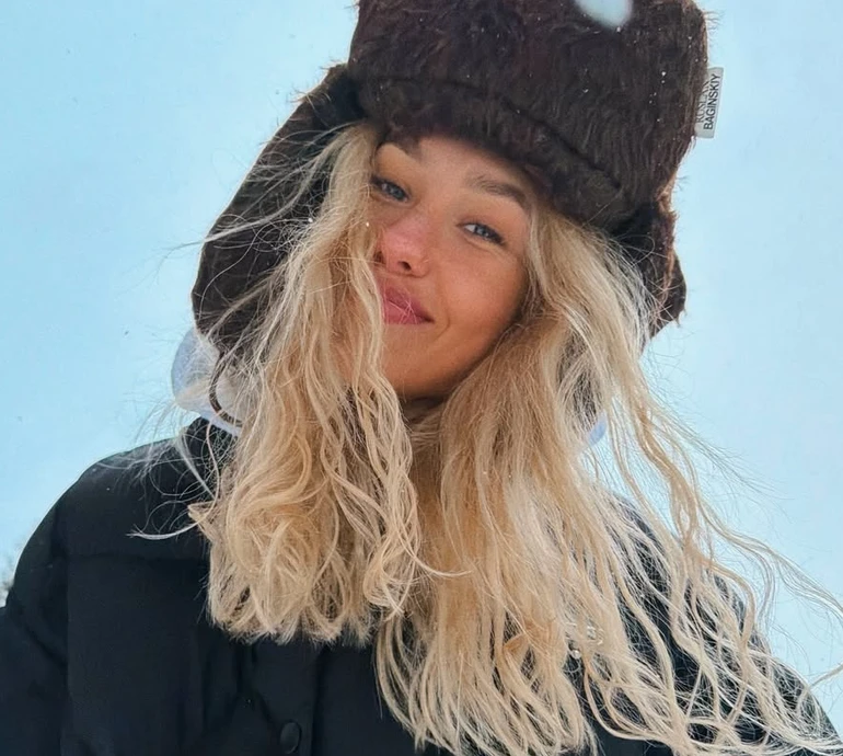 Квіткова в об'ємній шапці зацілувала Бражка на тлі засніженої вулиці