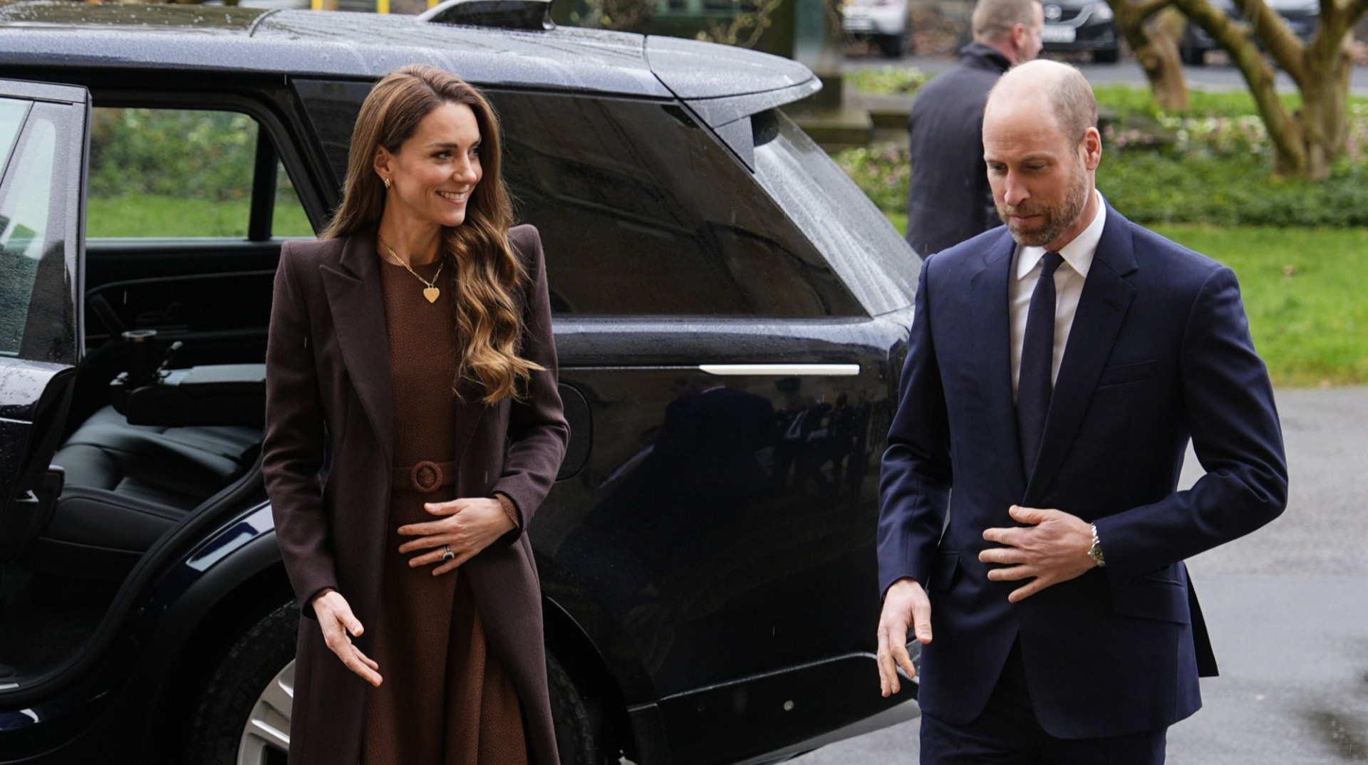 Міддлтон у шоколадному луці вперше вигуляла символічний кулон у вигляді серця з гравіруванням за $2000