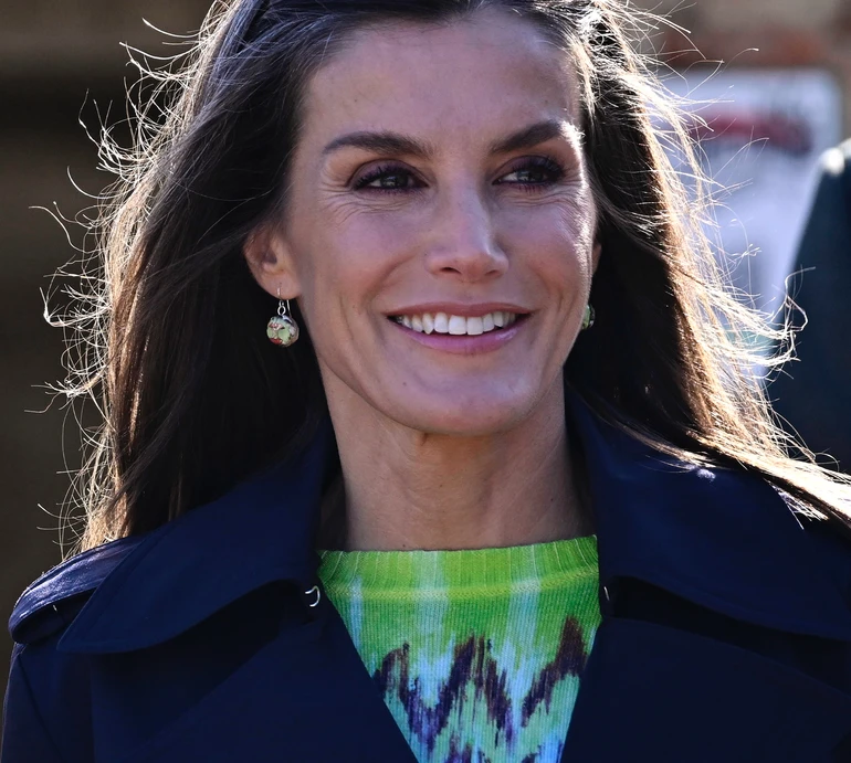 Кислотні кольори та незвичний принт: королева Летісія вигуляла джемпер у стилі хіпі. ФОТО