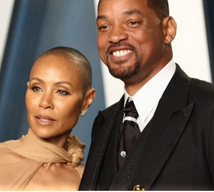 Вілл Сміт на День подяки показався зі всіма дітьми та ніжно поцілував голомозу дружину в голову. ФОТО