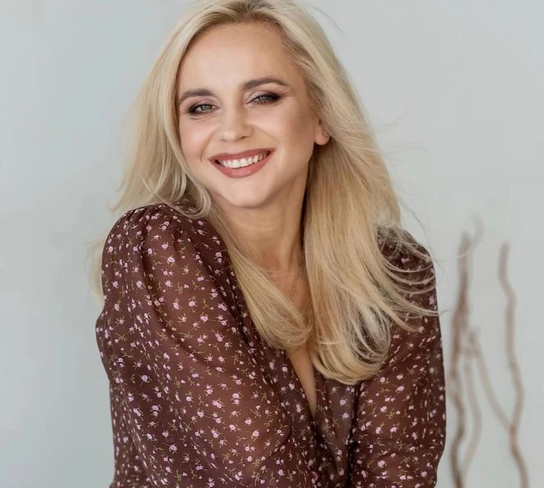 Вагітна Ребрик посвітила колінками в новорічній зйомці з доньками