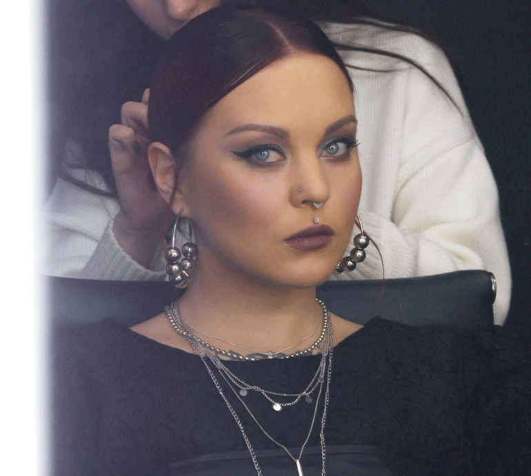 Юля Юріна у новому кліпі спалила російський паспорт. Відео