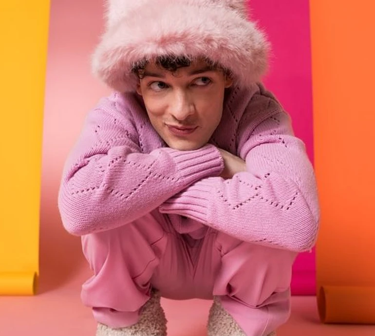 Переможець Євробачення-2024 з'явилися на шоу у чудернацькому в'язаному костюмі з листя