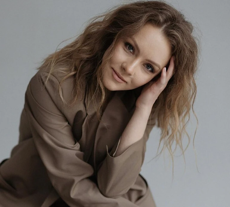 Шоптенко в трусиках і колготках показала граційні рухи для чорно-білої зйомки