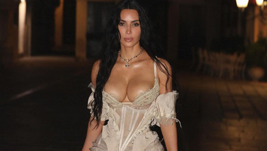 Кардашян впакувала апетитний бюст у корсет для нічного фотосету замість піжамної вечірки Безоса
