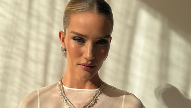 Наречена Стейтема з 3-річною дочкою в ніжних луках попозувала на весіллі свого брата. Фото