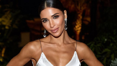 Дімопулос у бікіні похизувалася довгими ногами на тлі скель