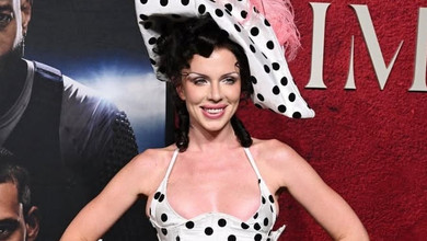 Джулія Фокс у горошковому луці вийшла на хідник із 4-річним кучерявим синочком. Фото