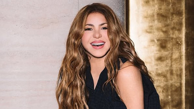 Шакіра у сукні вікторіанської епохи попозувала з синами у костюмах Дракули та кролика. Фото