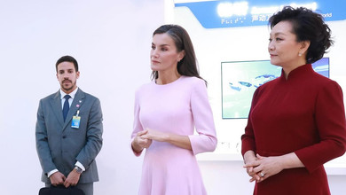 Рожеві аксесуари, модні підбори та квіткова вишивка: королева Летісія вигуляла ніжний образ під час візиту до Пекіна. Фото