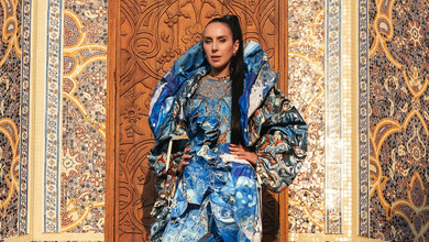 Наче морська хвиля: Джамала у розкішній лазурній сукні попозувала на тлі архітектури Катару