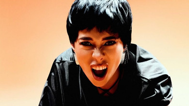 Неплях із короткою зачіскою та битою в руках стала сексі пацанкою для фото