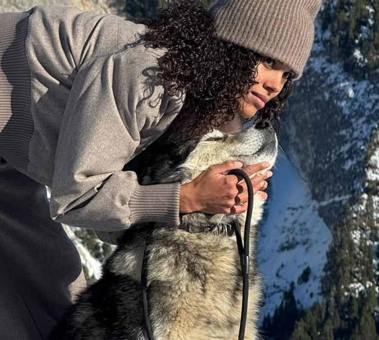 Волохата шуба, лижний костюм та звабливе спіднє: Кунакі показала, як відпочивала у Куршевелі