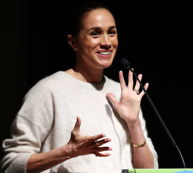 Мода по погоді: Маркл у пальті та принц Гаррі в теплій куртці з'явилися на парадному хіднику кінофесту