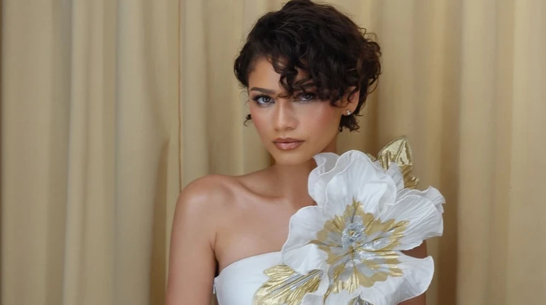 Зендея вигуляла вінтажне міні з гібіскусом, яке в різні роки носили Вітні Х'юстон та Керрі Бредшоу. Фото