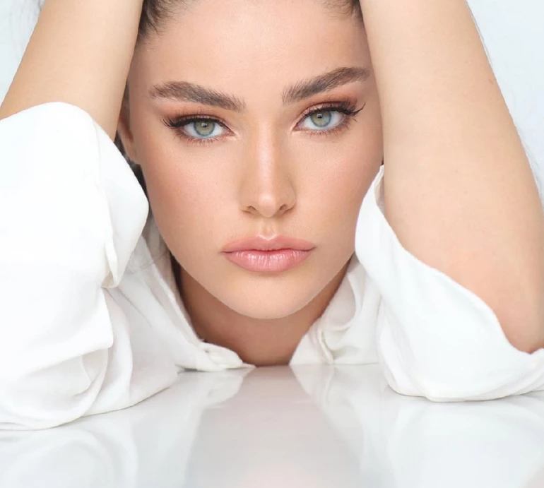 Мінімум корони, більше індивідуальності: Міс Усанова в асиметричному міні позгиналася на підлозі заради ФОТО