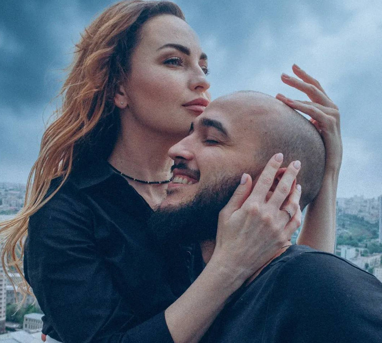 Булітко з нареченим попозували для чуттєвих фото на даху київської багатоповерхівки