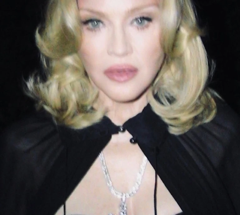 Мадонна в образі спокусливої відьми посвітила оголеними стегнами на нічних вулицях. Фото