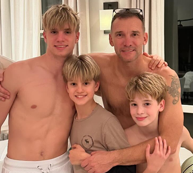 Дружина Шевченка показала його на відпочинку з молодшими синами. Фото