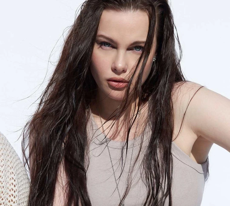 Дружина POSITIFF через 7 місяців після пологів похизувалася фігурою на відпочинку в Карпатах