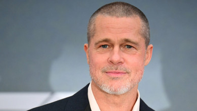 Бред Пітт у полинялих джинсах попозував на прем'єрі поміж своєю дівчиною і дочкою Боно