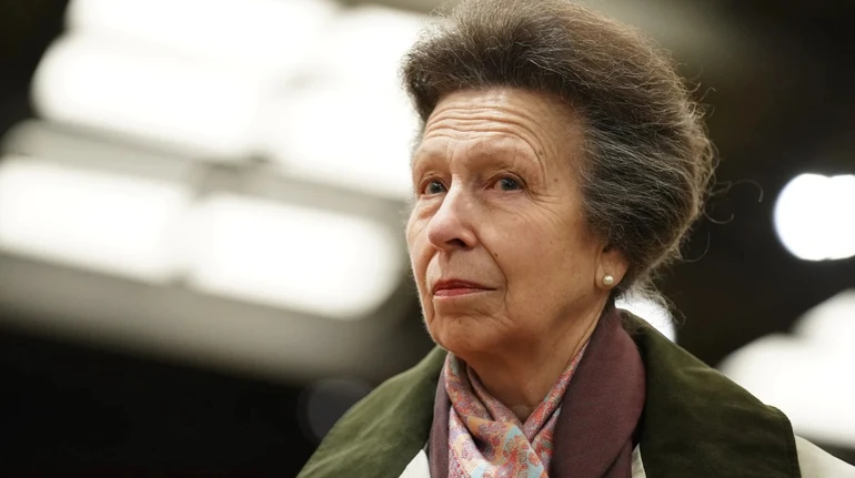 Колір на честь батька і символічна брошка: принцеса Анна на службу в соборі прийшла в образі 4-річної давнини. Фото