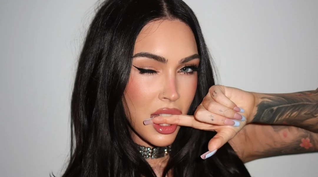 Меган Фокс у суперміні блиснула трусиками для звабливого фотосету на ліжку