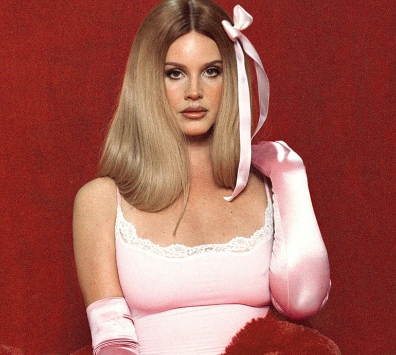 Рожеве мереживо, коти та стріла в серці: Лана Дель Рей до Дня Валентина знялася у спідньому Кардашян