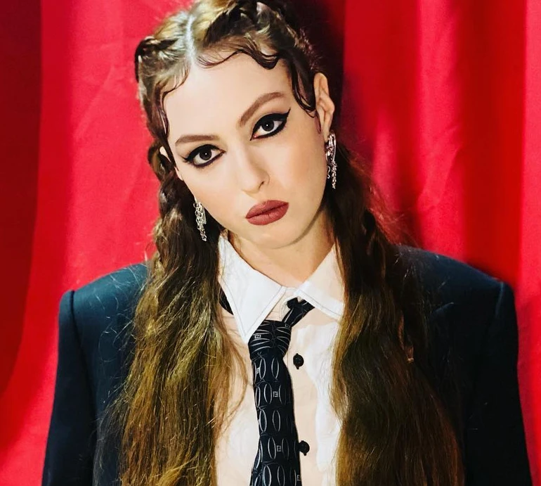 Донька Полякової показалася без мейку та в шикарному образі. Відео